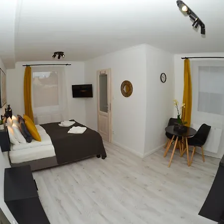 아파트 Raba92 House 기오르